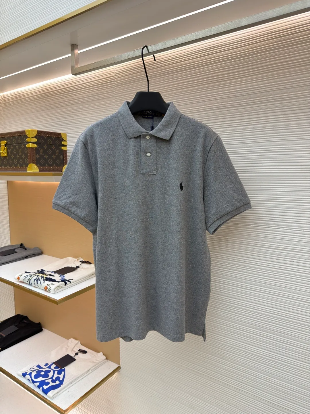 Ralph Lauren embroidered logo Polo shirt ●Original version: Purchased and developed for 1290 ●Item number: 1682566-A15 ●Material: piqué cotton fabric ●Technology: embroidery production ●Color: gray ●Version: Fitted version ●Weight: about 280 grams ●Size: S-M-L-XL ●Description: Customized piqué cotton sateen, compact and delicate, comfortable and skin-friendly, elegantly presented with a touch of deep black The iconic white pony embroidery is like a smart musical note dancing on the black canvas. It is simple but highly recognizable. It is a versatile artifact in the wardrobe. It has a very simple shape and contains the soul of fashion. It adopts imported machine embroidery technology. It uses advanced computer control systems and precision mechanical parts to realize the iconic pony embroidery operation with high precision. The lines are smooth and delicate, and the fabrics have been washed. It has a better hand feel and texture. It is not easy to deform, not easy to shrink, not easy to fade, and maintains long-term beauty. The overall wiring is straight and delicate, the fabric is comfortable and soft, and the color is consistent without color difference. It can be matched with the same style to create a fashionable look and control various occasions. Customized accessories, complete with three standards, same style for men and women!